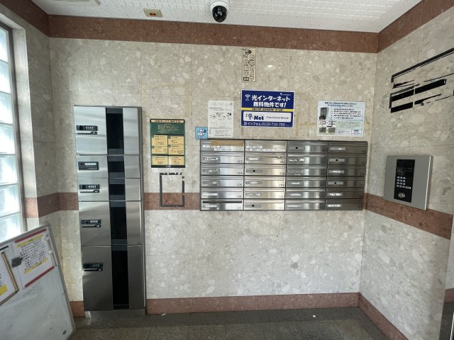 オードリさつきのエントランス|宅配ボックス付き♪