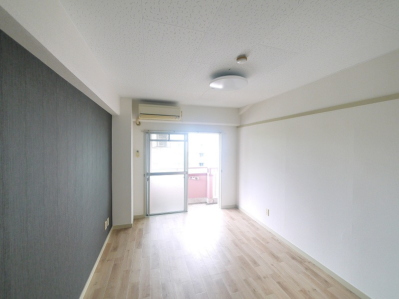 クレアーレ学園前の洋室|明るい洋室です