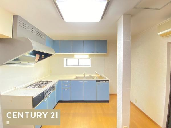 有田市宮原町道　中古戸建のキッチン|【キッチン】
収納スペース・作業スペースが広いシステムキッチンは奥様にうれしいポイント！