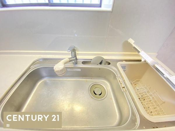 有田市宮原町道　中古戸建のキッチン|【キッチン】
シンクの横に食器洗い乾燥機付きで便利！