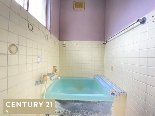 有田市宮原町道　中古戸建の浴室|【浴室】
深めの浴槽なので肩までしっかり浸かれます