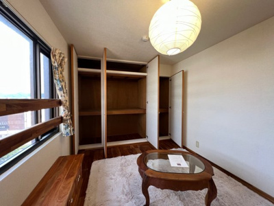 【収納】 | ユトリロ新川 | 6帖洋室 押入