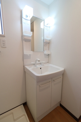 【独立洗面台】 | カーサグランデ千早 | 別号室の写真になります。現況優先。