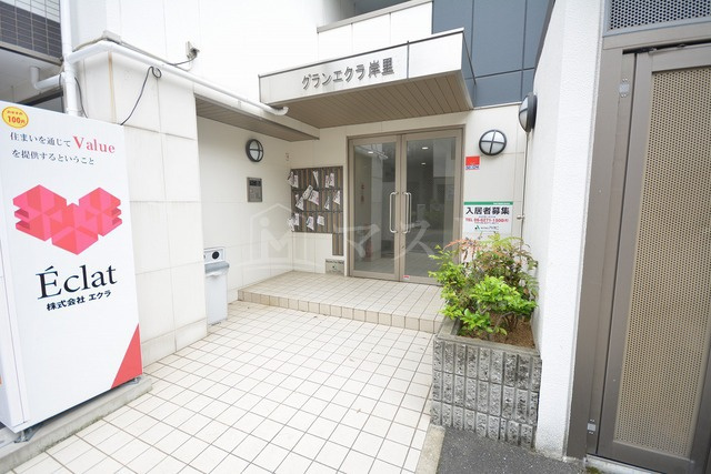 グランエクラ岸里のエントランス