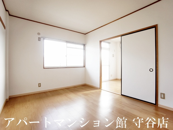 ハイツ愛里の洋室