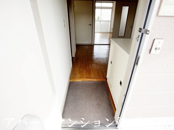 ハイツ愛里の玄関