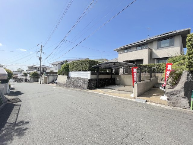 梅香苑２丁目戸建ての前面道路含む現地写真