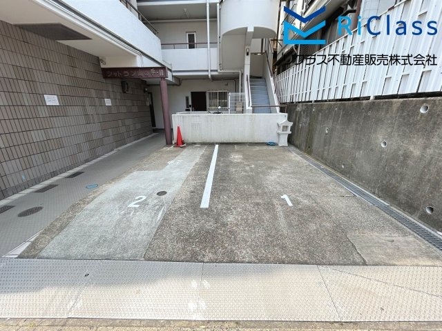 シャトラン山の手Ⅱの駐車場