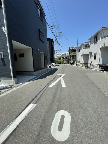鶴見区浜３丁目新築戸建の前面道路含む現地写真|前面道路は広く、お車の出し入れもしやすいです。