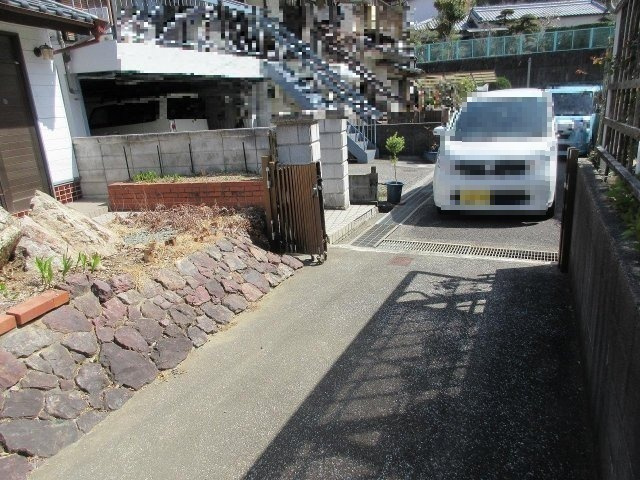 高知市大津乙　中古住宅の前面道路含む現地写真