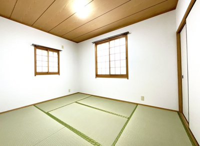 【和室】 | 枚方市長尾谷町1丁目　中古戸建 | 《和室6帖》2面採光のこちらの和室、南向きなので明るいお部屋になります。障子があるのでカーテンは不要です。