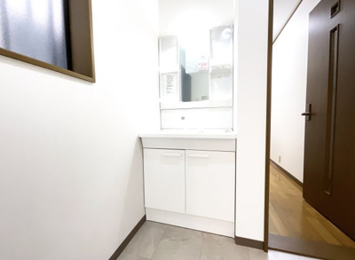 【独立洗面台】 | 枚方市長尾谷町1丁目　中古戸建 | 洗面化粧台は新調しています。シャワー付水栓ですので洗面台でシャンプーしたりお掃除する時は大変便利です。