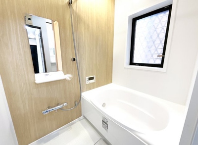 【浴室】 | 枚方市長尾谷町1丁目　中古戸建 | 新しくリフォームしたお風呂は《浴室暖房乾燥機付き》で雨の日の乾かなかった洗濯物でもその日の内に乾かせます。