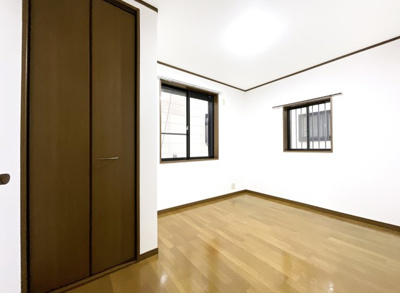 【洋室】 | 枚方市長尾谷町1丁目　中古戸建 | 《洋室5.5帖》1階にある寝室は南向きの2面採光で明るく快適なお部屋。収納もありお部屋が広く使えます。