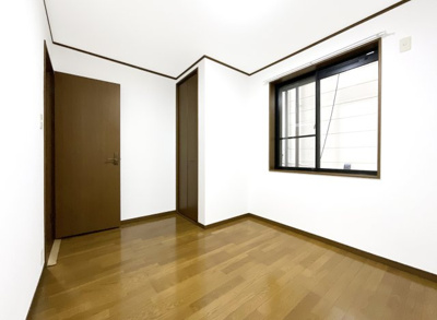 【洋室】 | 枚方市長尾谷町1丁目　中古戸建 | 《洋室5.5帖》実際にこちらの物件を内覧して、ご家族団らんの暮らしを想像してみませんか？
ここをスタートに、お客様にとってベストなお家を探して下さい。