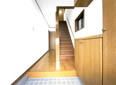 【玄関】 | 枚方市長尾谷町1丁目　中古戸建 | シューズボックスがありご家族の靴が整理整頓できます。玄関はいつでも綺麗に保てますね。