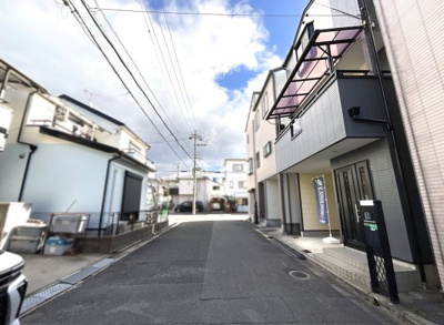 【前面道路含む現地写真】 | 枚方市長尾谷町1丁目　中古戸建 | 広くて余裕のある前道で交通量も少なく安全です。小さいお子様がいらっしゃるご家庭でも安心して暮らせます。