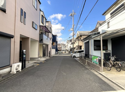 【前面道路含む現地写真】 | 枚方市長尾谷町1丁目　中古戸建 | 徒歩4分に《薬師谷公園》広い公園でお子様にも嬉しい立地。《西長尾小学校》徒歩4分《長尾西中学校》徒歩7分と通学面も安心です。