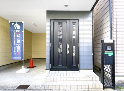 【玄関】 | 枚方市長尾谷町1丁目　中古戸建 | ラウンドワンスタジアム【枚方店】が車で6分とご家族で楽しめます《コストコ》が車で9分にあり便利です。