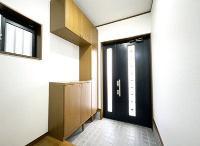 【玄関】 | 枚方市長尾谷町1丁目　中古戸建 | 【シューズボックス】玄関にはしっかりとした大容量のシューズボックスがあります。コの字タイプでお花や置物が楽しめますね。