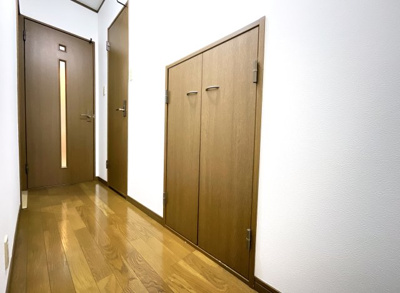 【収納】 | 枚方市長尾谷町1丁目　中古戸建 | 【階段下収納】玄関入ってすぐの階段下に収納があります。