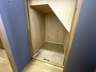 【収納】 | 枚方市長尾谷町1丁目　中古戸建 | 《階段下収納》古紙のストック場所としても