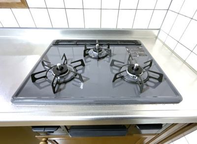 【キッチン】 | 枚方市長尾谷町1丁目　中古戸建 | 【ガスコンロ】新しく新調していますので気持ちよくお使い頂けます。