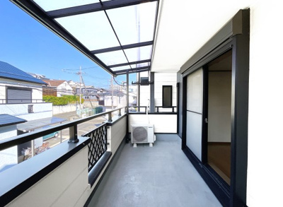 【バルコニー】 | 枚方市長尾谷町1丁目　中古戸建 | 《くずはモール》が車で14分にあるので気軽にショッピングや映画などが楽しめます。