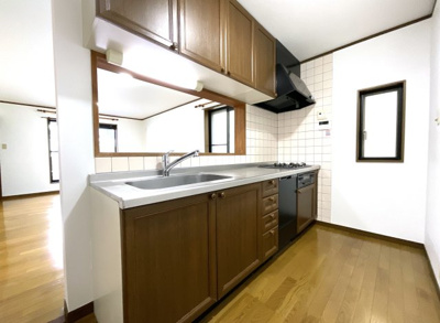 【キッチン】 | 枚方市長尾谷町1丁目　中古戸建 | 《ガスコンロ＆食器洗浄乾燥機＆カラン新調済》システムキッチンは対面式ですので、リビングでくつろぐご家族を見守りながら食事の支度が可能です。