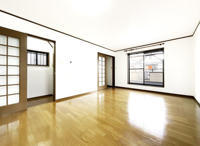 【居間・リビング】 | 枚方市長尾谷町1丁目　中古戸建 | LDKが2階にあり、外からの視線も気にせずゆったりとくつろげます。ご家族が自然と集まるリビングです(*´▽｀*)