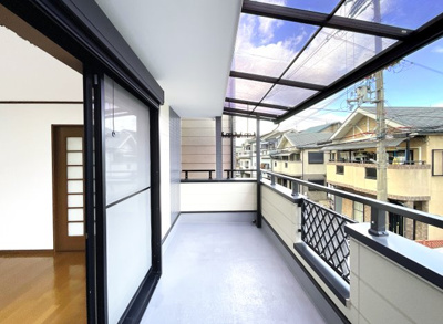 【バルコニー】 | 枚方市長尾谷町1丁目　中古戸建 | LDKには、屋根付きの物干しバルコニーがあります。屋根があるので多少の雨なら洗濯物は濡れずにすみますね！助かりますヽ(^。^)ノ