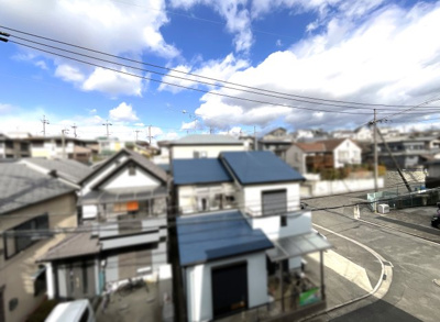 【展望】 | 枚方市長尾谷町1丁目　中古戸建 | 《おおさかパルコープ》徒歩7分・《万代》徒歩8分・《サンディ》徒歩9分とスーパーが徒歩10分以内に点在する生活便利なエリアです。