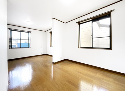 【洋室】 | 枚方市長尾谷町1丁目　中古戸建 | 《洋室10.5帖》3階に上がると広々とした洋室があります。こちらのお部屋は1ルーム2ドアになっているので、2部屋に仕切ることが可能です。