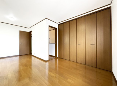 【洋室】 | 枚方市長尾谷町1丁目　中古戸建 | 《洋室10.5帖》クローゼットが大容量でご夫婦の寝室としてもおすすめ。各お部屋には収納が完備されています。