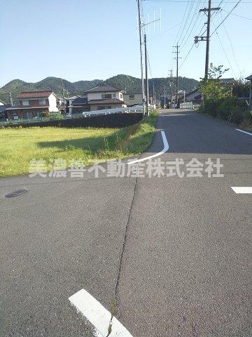 ６０８４０　山県市高富土地の前面道路含む現地写真