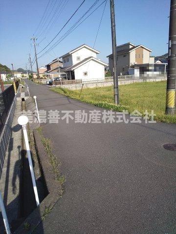 ６０８４０　山県市高富土地の前面道路含む現地写真