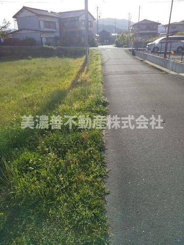 ６０８４０　山県市高富土地の前面道路含む現地写真