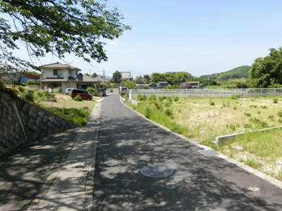 【前面道路含む現地写真】 | 土地　玉島柏島　全2区画 | 前面道路は西側幅員約4ｍになります。