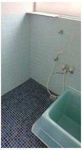 岡村貸家(炭焼)の浴室|日々の疲れを癒すお風呂付です