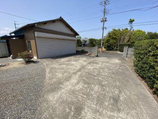 茂原市法目　中古戸建の前面道路含む現地写真|菜園用地付和風住宅。敷地面積約330坪。平成５年築、6DK。別棟、シャッター付車庫倉庫有り。