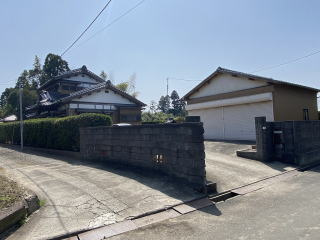 茂原市法目　中古戸建の前面道路含む現地写真|菜園用地付和風住宅。敷地面積約330坪。平成５年築、6DK。別棟、シャッター付車庫倉庫有り。