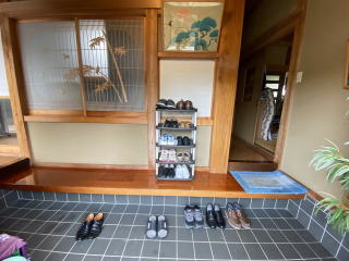 茂原市法目　中古戸建の玄関|菜園用地付和風住宅。敷地面積約330坪。平成５年築、6DK。別棟、シャッター付車庫倉庫有り。
