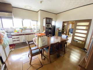 茂原市法目　中古戸建の居間・リビング|菜園用地付和風住宅。敷地面積約330坪。平成５年築、6DK。別棟、シャッター付車庫倉庫有り。