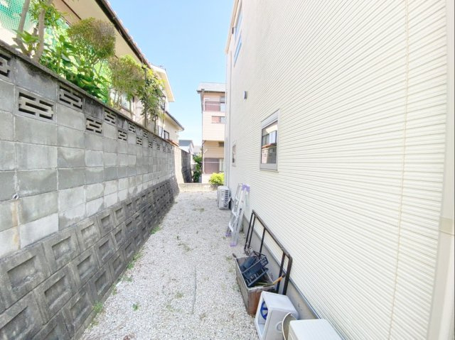 福岡市東区和白東4丁目戸建の外観|住宅西側の外観です。通路もしっかり取れています！