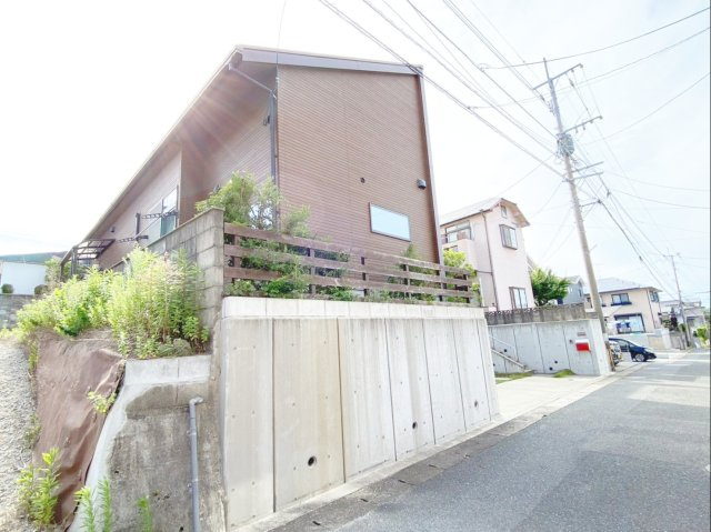 福岡市東区和白東4丁目戸建の外観|別宅の外観写真。こちら側から見るとシックな印象がありますね！