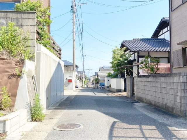 福岡市東区和白東4丁目戸建の前面道路含む現地写真|前面道路は幅員約４ｍあります。大きな車の出し入れも楽々です！