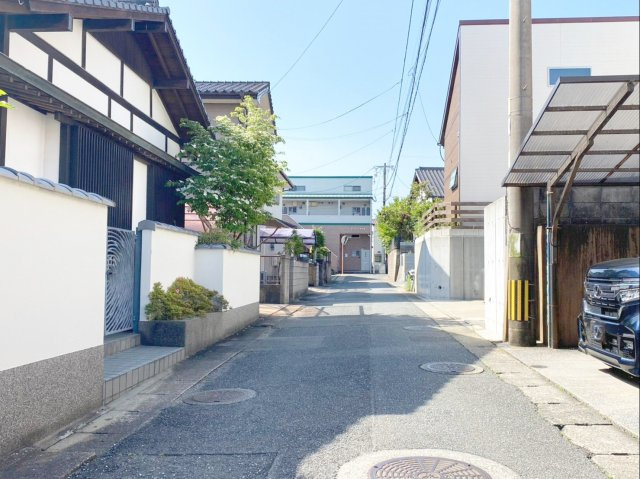 福岡市東区和白東4丁目戸建の前面道路含む現地写真|前面道路は幅員約４ｍあります。大きな車の出し入れも楽々です！