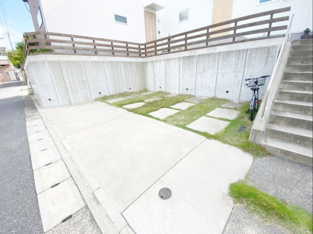 福岡市東区和白東4丁目戸建の駐車場|駐車場は並列2台可です！コンクリが打設されて綺麗な状態です！