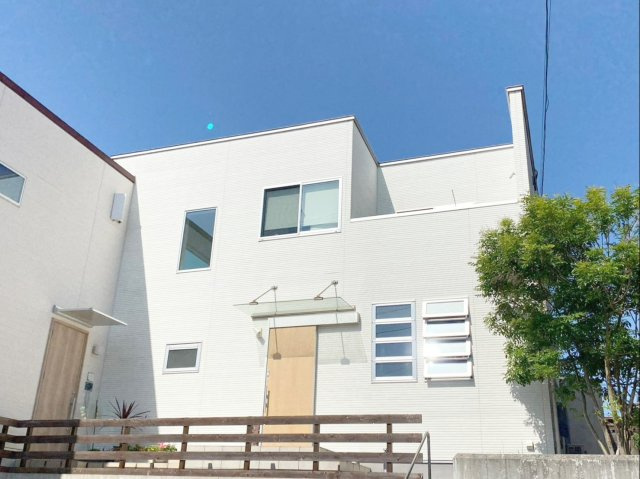 福岡市東区和白東4丁目戸建の外観|母屋の外観です。白基調で清潔なイメージが湧きます！