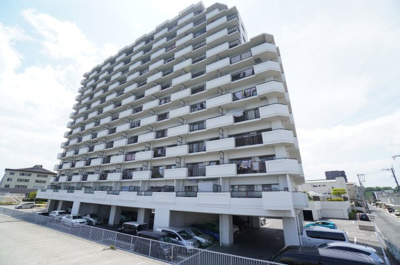 【外観】 | 【上質リフォーム】ファミール江波公園リバーサイド参番館 | 【耐震性】
耐震性の高さを判断するポイントは、
建築確認申請日が1981年6月1日以降の
新耐震基準に適合しているかどうか。
震度６程度の大地震でも
建物が崩壊しないレベルが基準になりました。